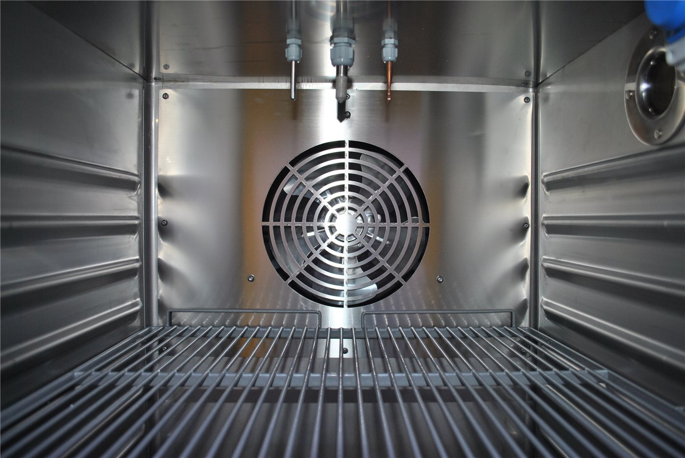 Interior con ventilador y estantes