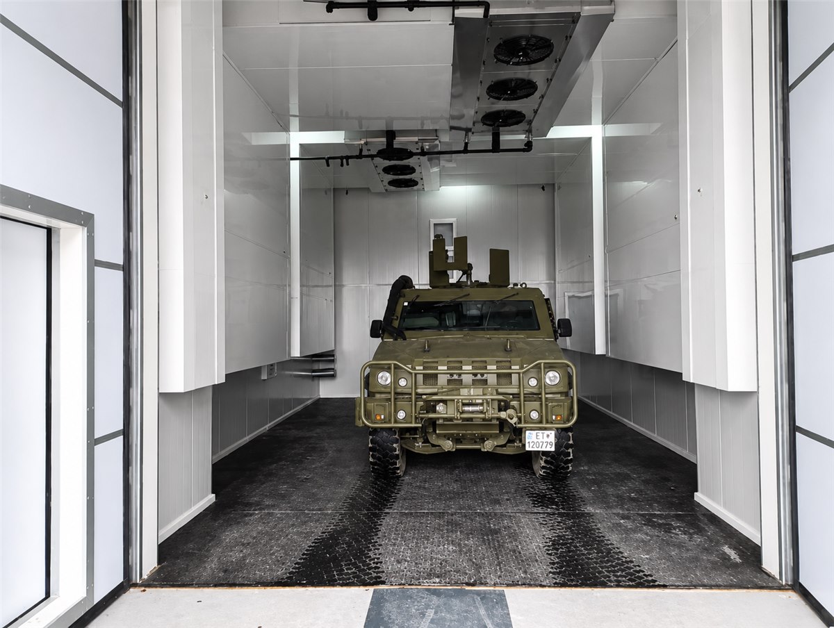 Cámara walk-in de testing con un vehículo en el interior